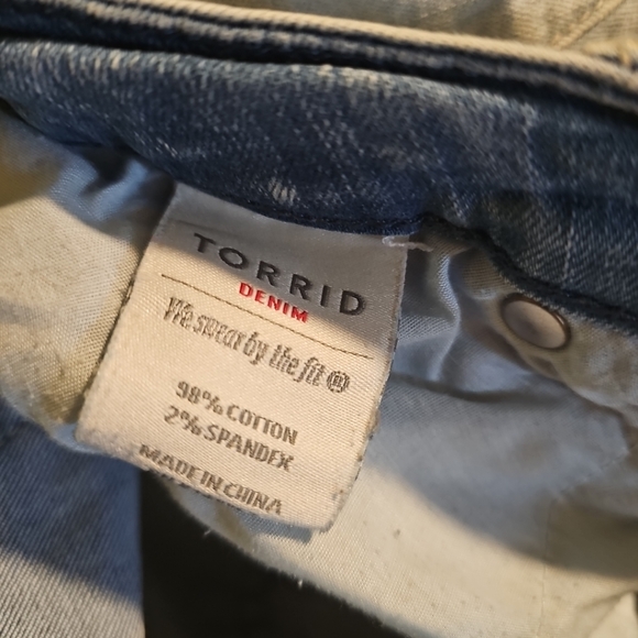 Women's Size 10 Torrid Boyfriend Denim Blue Jeans Ripped - Picture 11 of 11